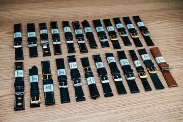 Bracelets de montres alignés et étiquetés.